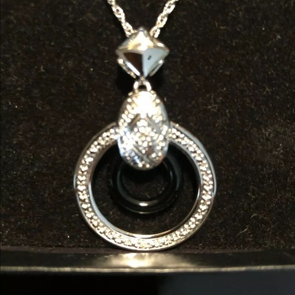 Woman’s cubic circonia circle ⭕️ pendant - Picture 1 of 3